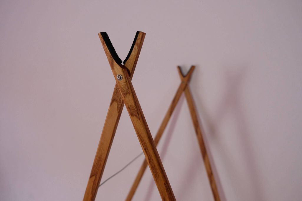 Vordere V-Auflage des Pirschstocks aus Holz mit lautloser Filzeinlage