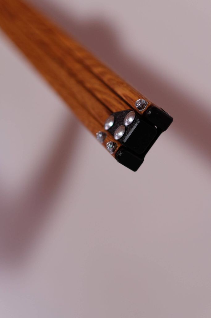 Robuste Kunststoff-Fueße am Holz-Zielstock schützen vor Nässe und Lärm