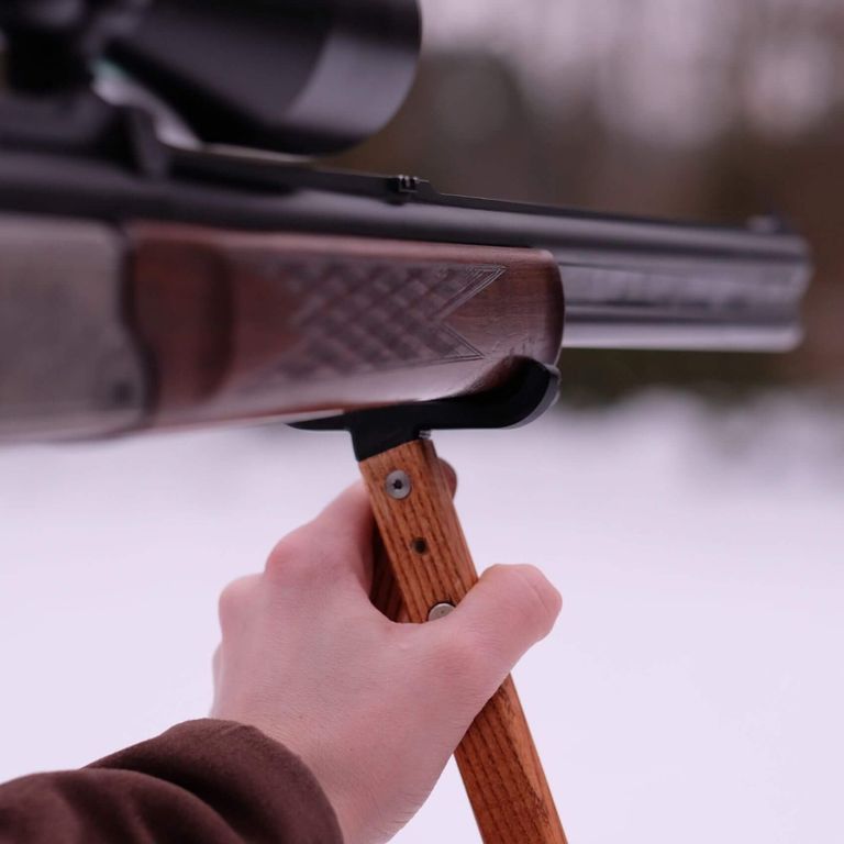 Detailansicht der Handhabung: Sicherer Griff am Pirschstock Modell Vari während des Zielens