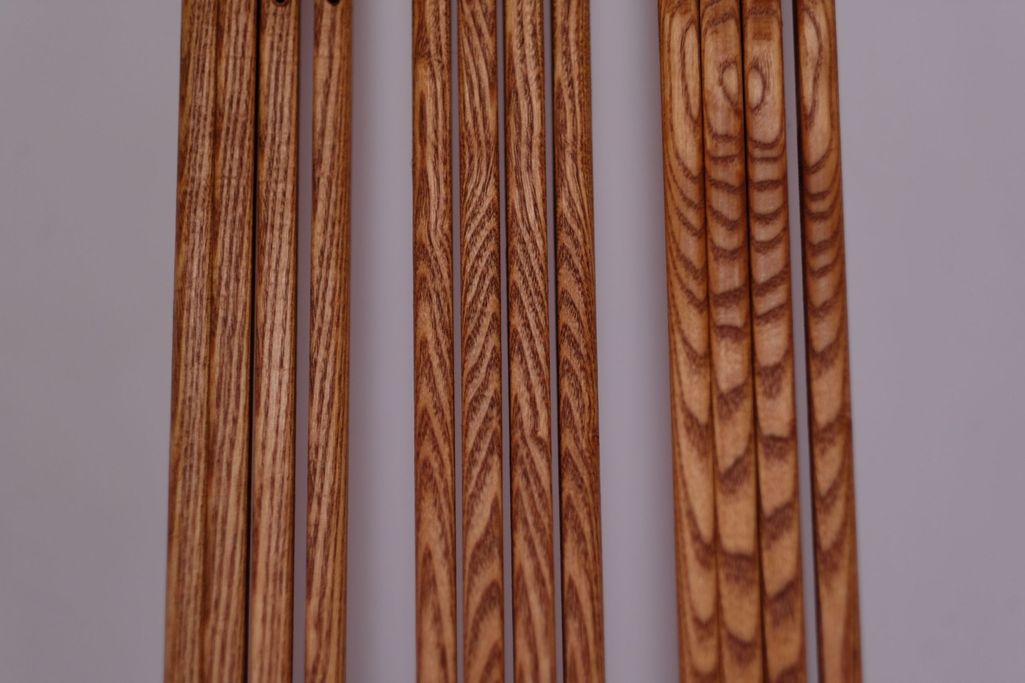 Detailaufnahme der natürlichen Holzmaserung der Pirschstöcke aus heimischer Esche – jeder Stock ein Unikat