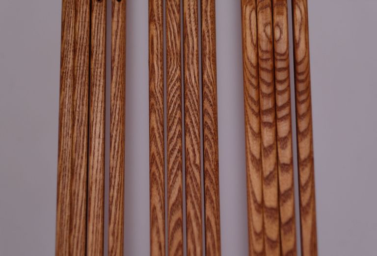 Detailaufnahme der natürlichen Holzmaserung der Pirschstöcke aus heimischer Esche – jeder Stock ein Unikat