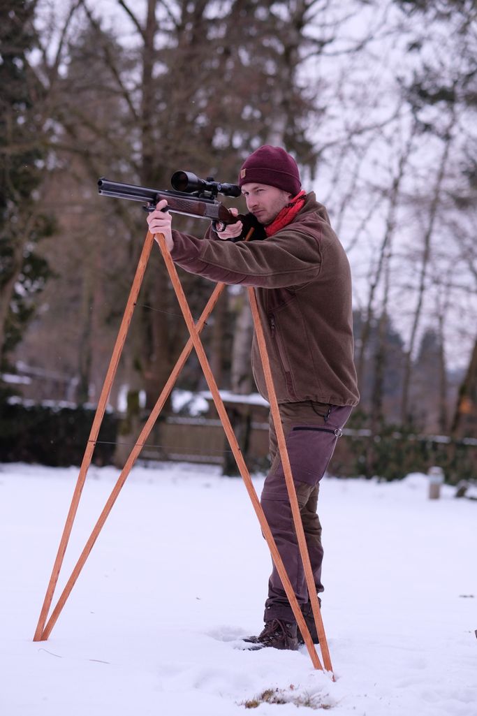 Jäger nutzt den Pirschstock Vari im Schnee um ziehendem Wild zu folgen