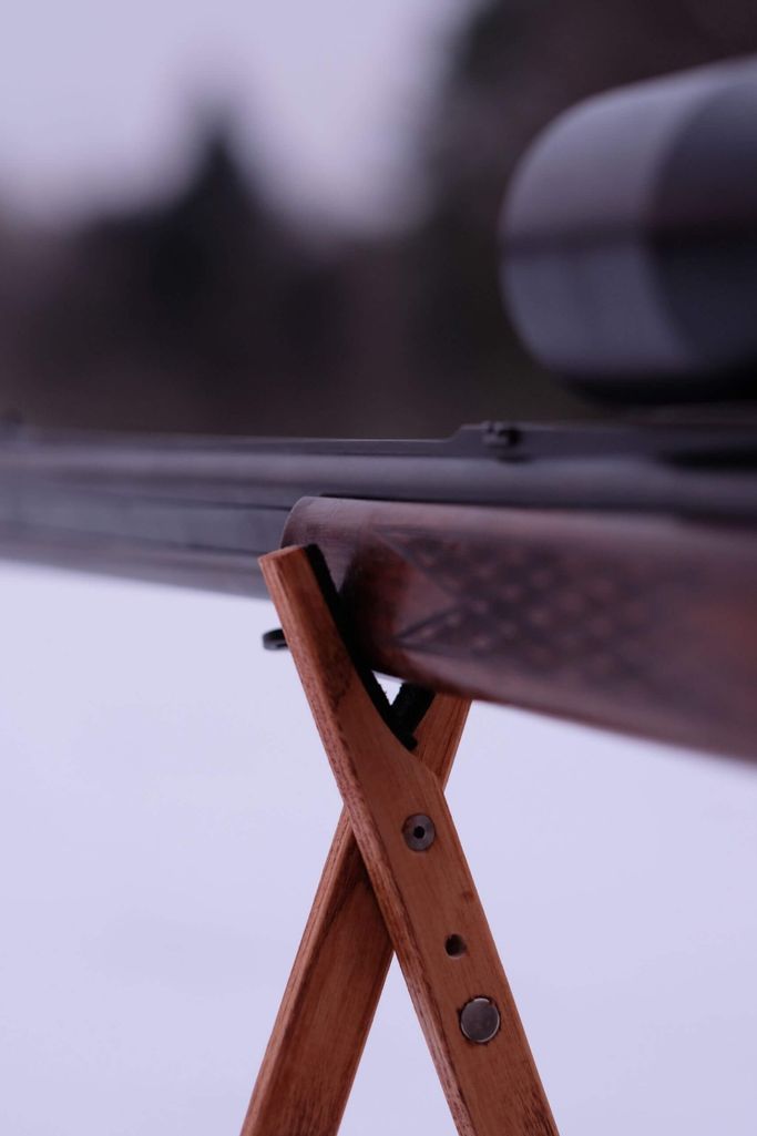 Gewehr im Anschlag auf der V-Auflage des Holz-Pirschstocks