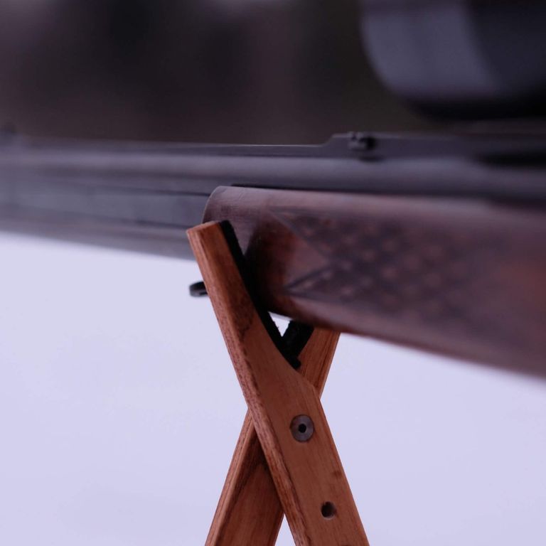 Gewehr im Anschlag auf der V-Auflage des Holz-Schießstocks