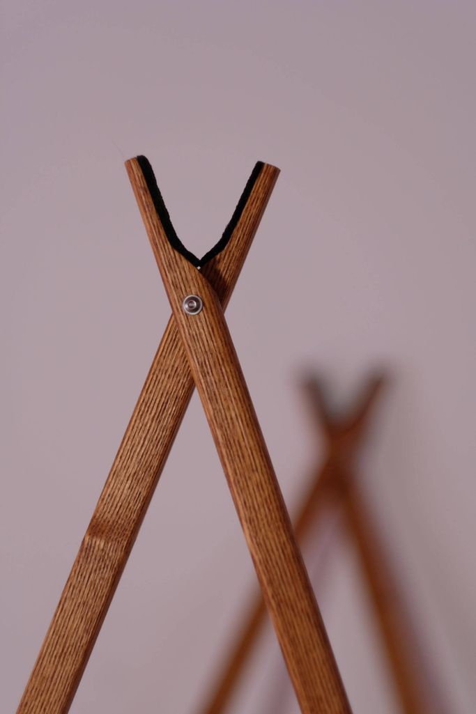 Detailansicht der Gewehrauflage am hölzernen Schießstock für die Jagd