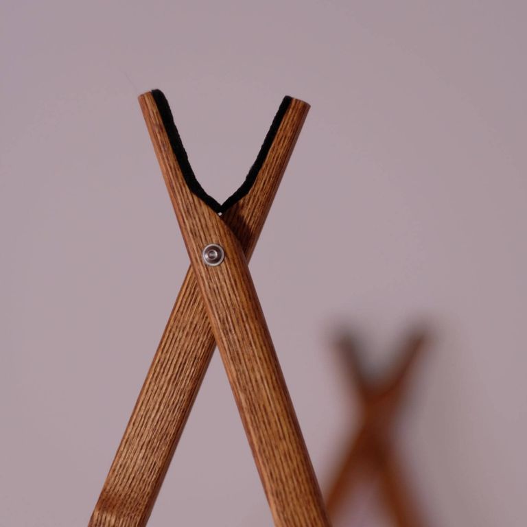 Detailansicht der Gewehrauflage am hölzernen Schießstock für die Jagd