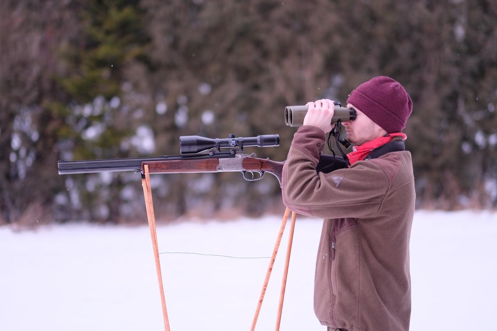 Jäger im winterlichen Revier beim Beobachten mit dem Zielstock Modell Klassik