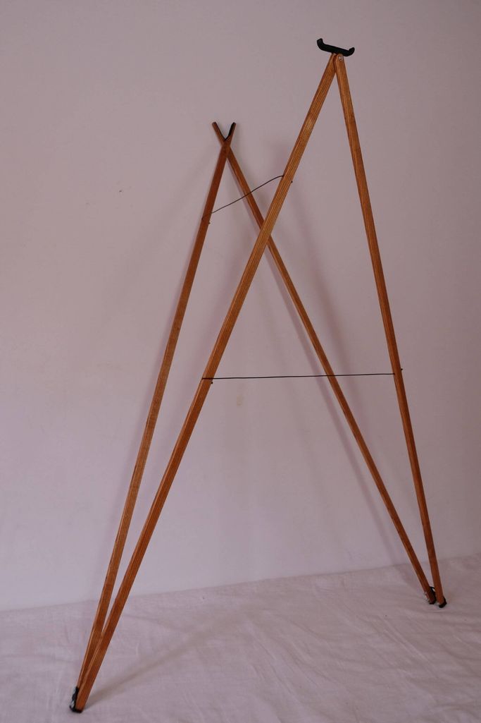 Aufgestellter Zielstock Vari aus Holz für das Mitschwingen auf bewegtes Wild