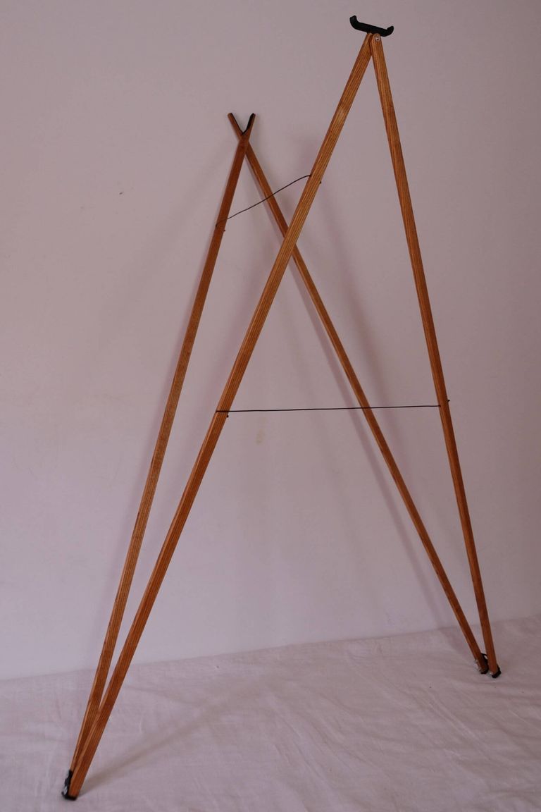 Aufgestellter Zielstock Vari aus Holz für das Mitschwingen auf bewegtes Wild